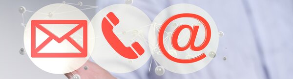 Drei Symbole in Rot – ein Briefumschlag, ein Telefonhörer und ein @-Zeichen – stehen nebeneinander und symbolisieren Kontaktmöglichkeiten.